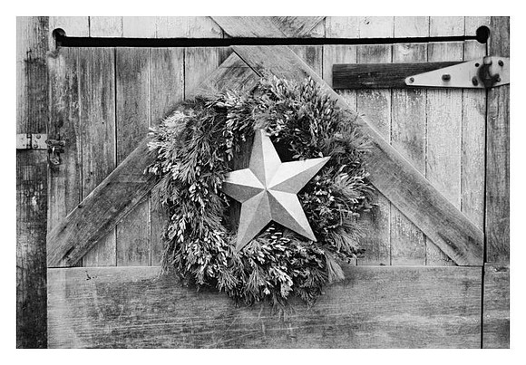 Barn wreath bw